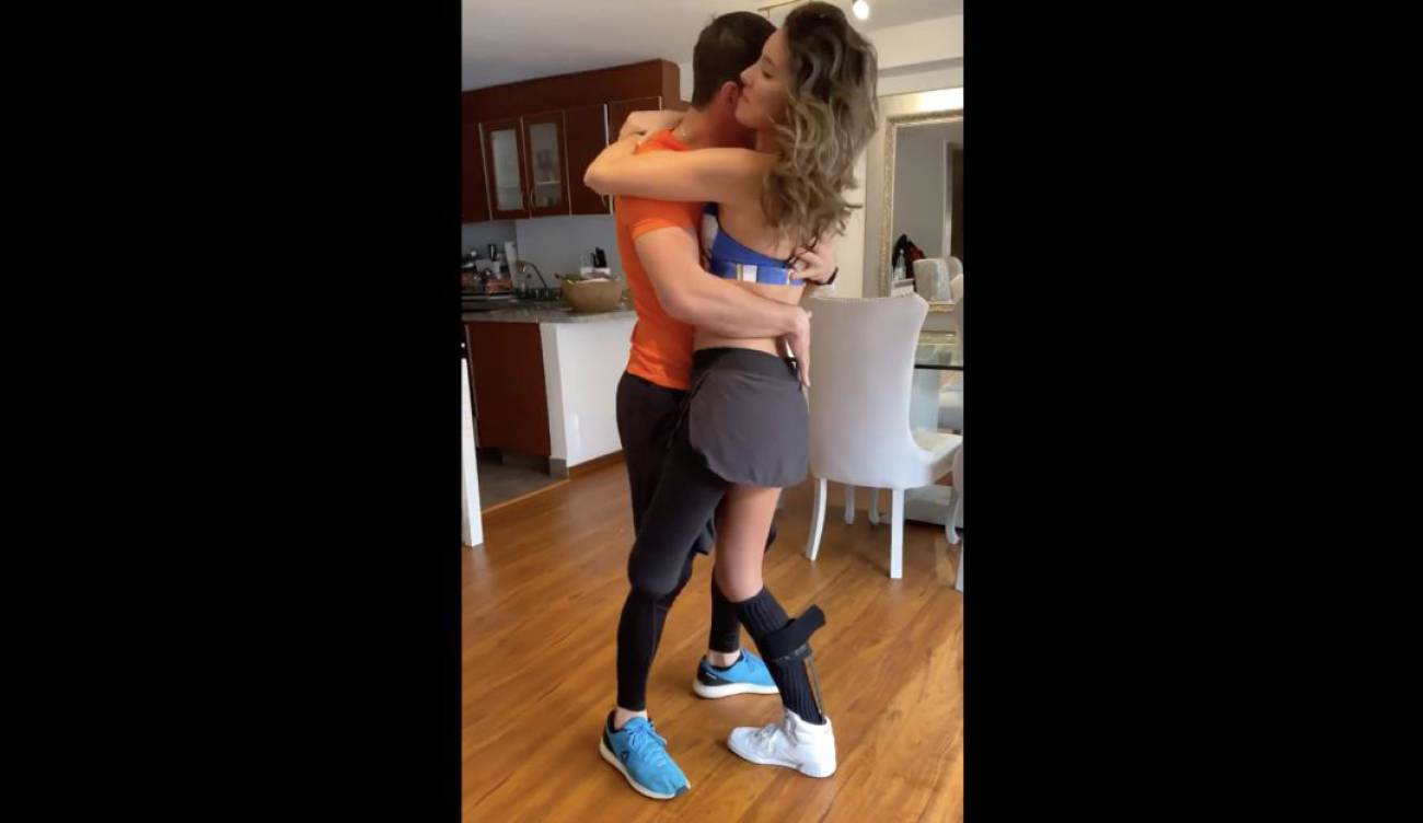 Daniella Alvarez no deja de ser feliz y en una pierna baila merengue