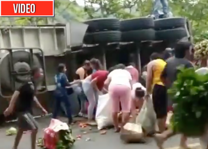 Los paisas también saquean: roban 33 toneladas de verdura de camión que se volcó