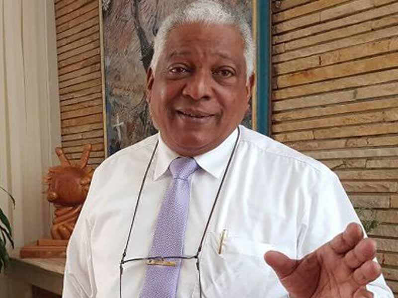 Embajador cubano sale en defensa de sus médicos