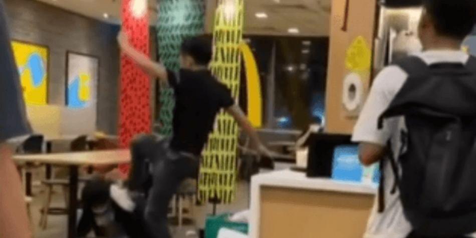 Cliente casi mata a golpes a cajero de McDonald's que le pidió usar tapabocas. VIDEO