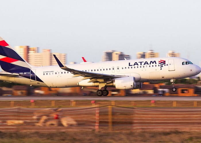 Tiembla aerolínea LATAM: colapsan sus acciones en la bolsa de valores de Chile