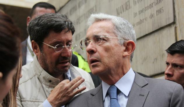 El trino de Pacho Santos que podría meter en líos a Uribe