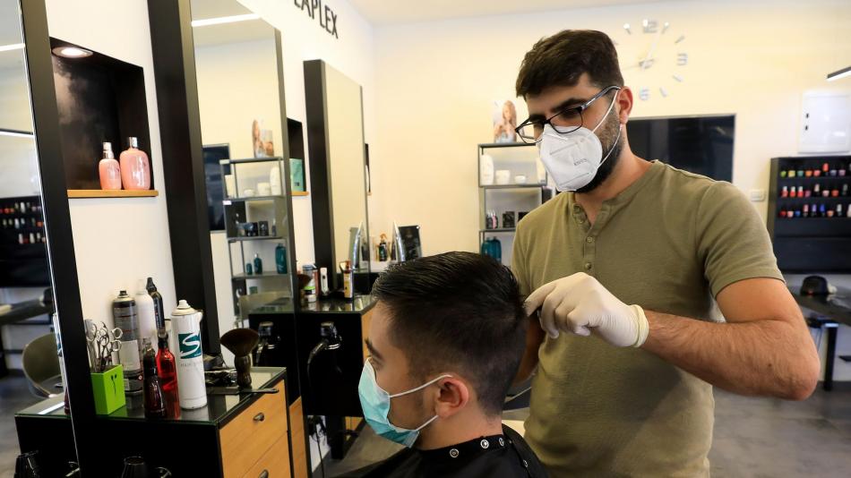 El tapabocas salvó del coronavirus a 139 clientes de una peluqueria