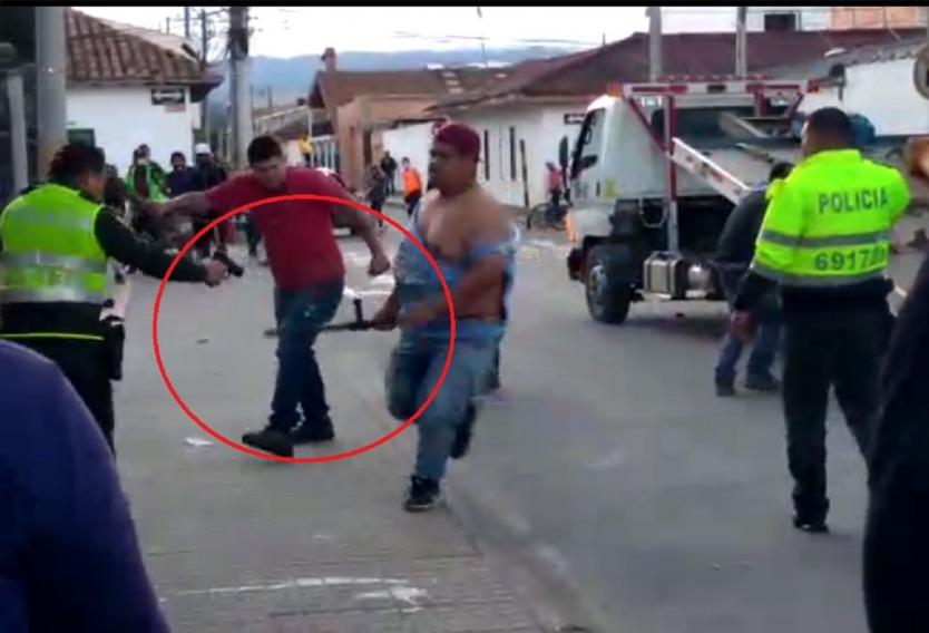 Después de ser golpeado, policía desenfunda arma y dispara sobre ciudadano