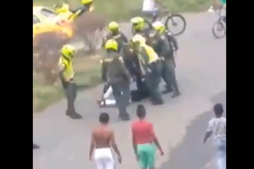 Policías agarran a patadas a hombre desarmado y luego disparan contra niños