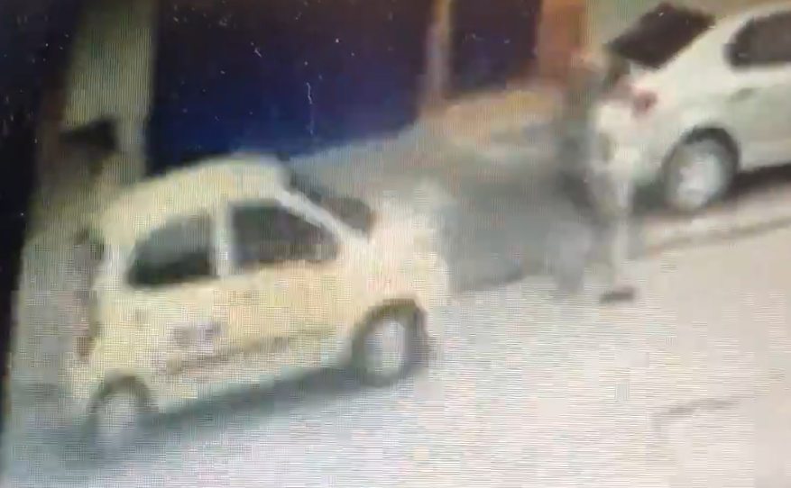 Taxista se intenta volar después de atropellar a joven y a su hija de 2 años