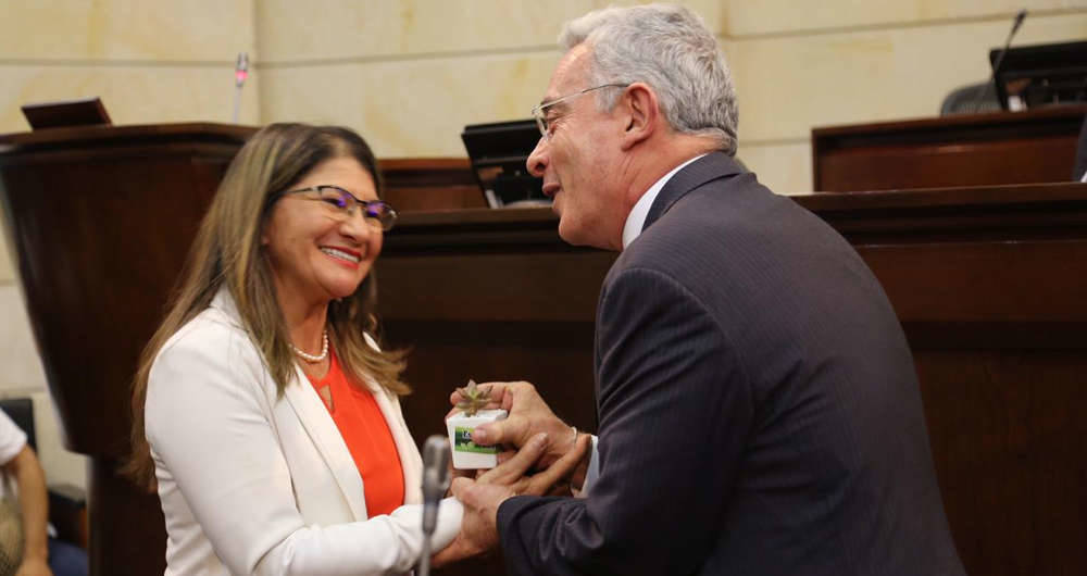 El espaldarazo de Álvaro Uribe a la mujer de Manuel Marulanda por elección en el Congreso