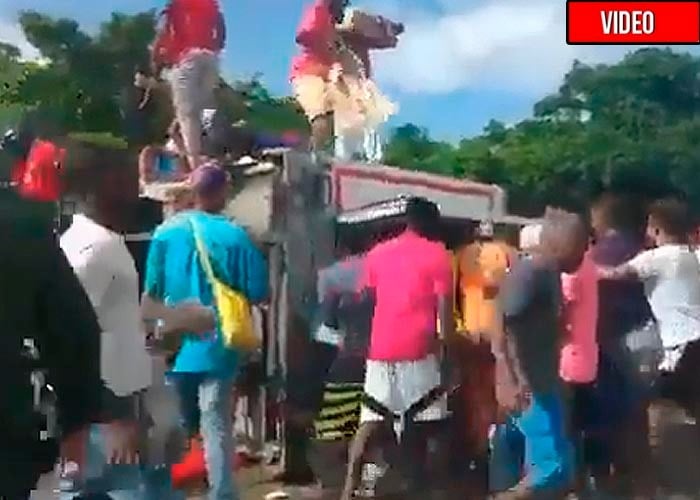 Se voltea otro camión entre Cartagena y Barranquilla y lo vuelven a saquear