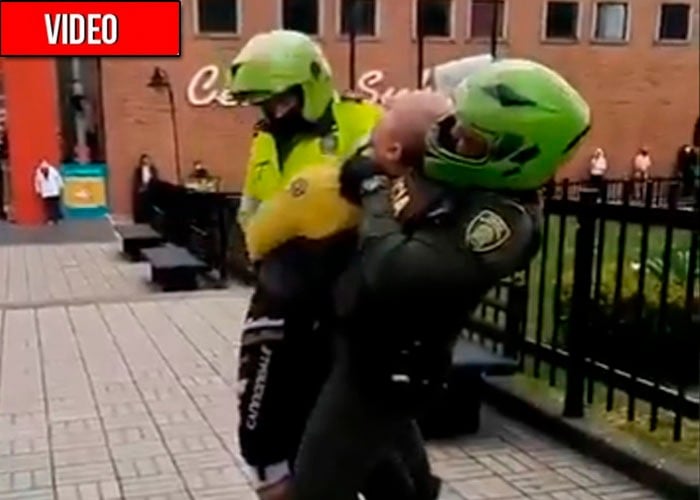 Dos policías asfixian a ciudadano en pleno Centro Comercial de Bogotá