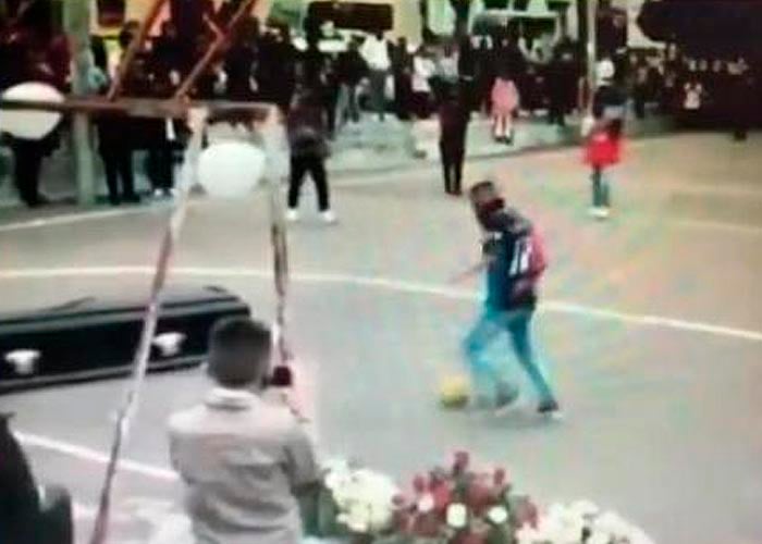 Video - A las malas sacan cadáver de funeraria para que marcara su último gol