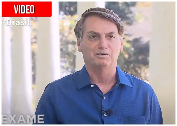 Bolsonaro no resiste el tapabocas, al final de la rueda de prensa y delante de los periodistas se lo retira