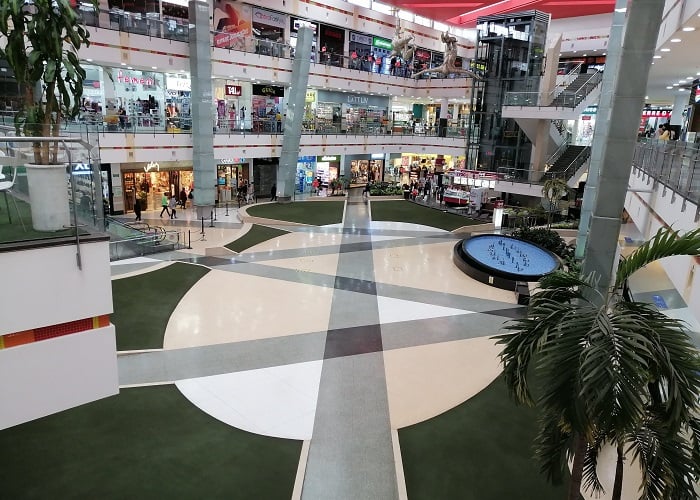 Visitar un centro comercial en cuarentena es desconcertante y desolador