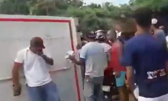  - “Estoy arruinado” el llanto del conductor que lo perdió todo en saqueo de camión de pescados