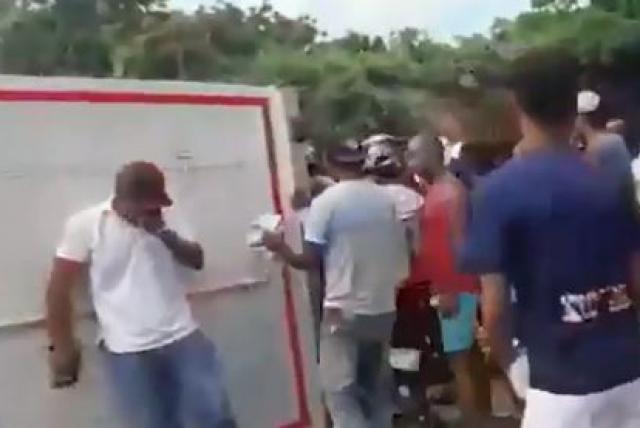 “Estoy arruinado” el llanto del conductor que lo perdió todo en saqueo de camión de pescados