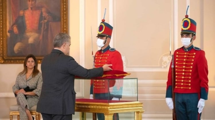 Espada de Bolívar y ruinas de Estado