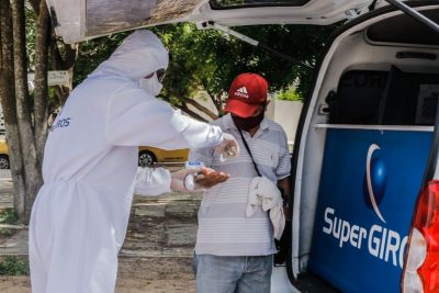 Las empresas cambian sus atuendos para atender en épocas de Coronavirus - -- Las2orillas - Las empresas cambian sus atuendos para atender en épocas de Coronavirus