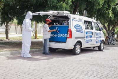 Las empresas cambian sus atuendos para atender en épocas de Coronavirus - -- Las2orillas - Las empresas cambian sus atuendos para atender en épocas de Coronavirus