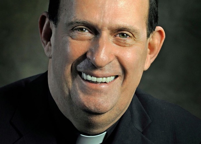 ¿José Eugenio Hoyos, un cura polémico?