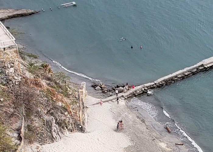 ¿Quién controla la playa del Rodadero en Santa Marta?
