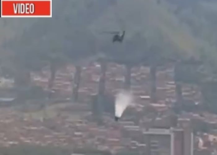 VIDEO: Se desprende tanque de agua de helicóptero que ayudaba apagar incendio