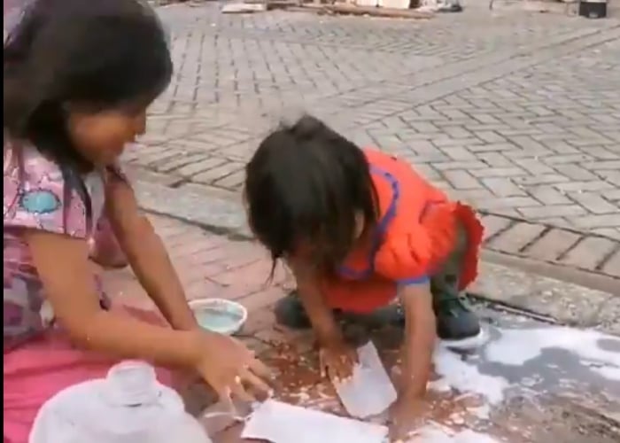 Triste, indigno: niños indígenas lavan su tapabocas en calle bogotana. VIDEO