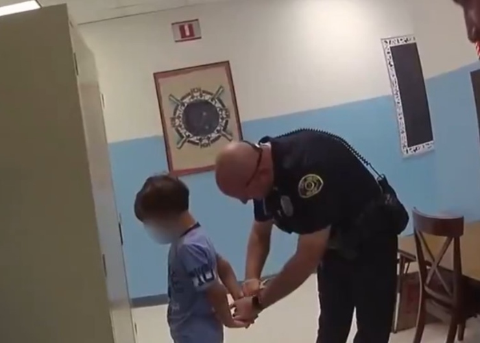 La maldad de un policía arrestando un niño de 8 años con discapacidad. VIDEO
