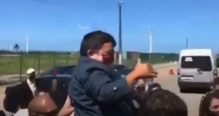  - Bolsonaro alza a un enano creyendo que era un niño
