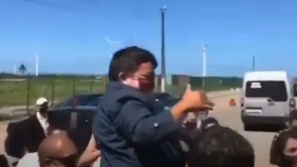 Bolsonaro alza a un enano creyendo que era un niño