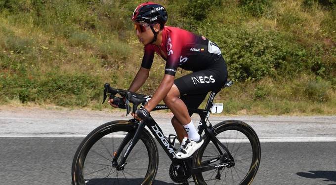 El dolor de espalda saca del Tour de Francia a Egan Bernal