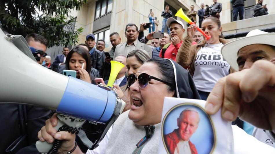 Más enamorada de Uribe y más furiosa que nunca: reparece la Monja Uribista