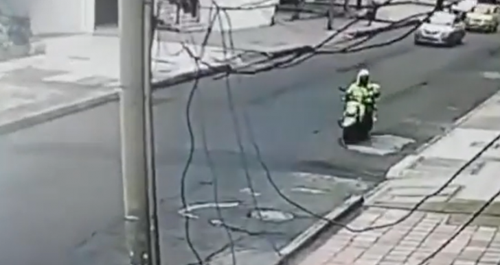  - Como ladrones: policías sacan moto de antejardín en 55 segundos. VIDEO