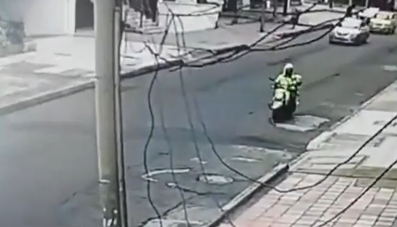 Como ladrones: policías sacan moto de antejardín en 55 segundos. VIDEO