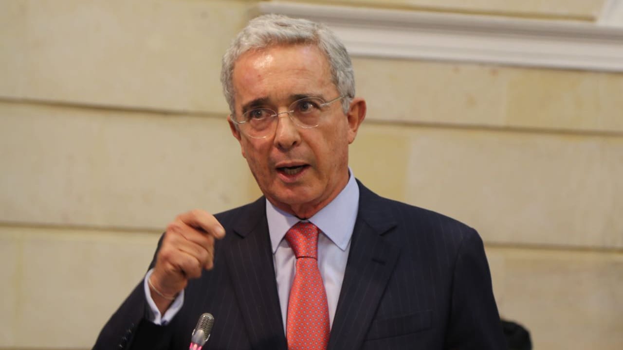 Uribe seguirá siendo senador desde su casa, como si no hubiera pasado nada