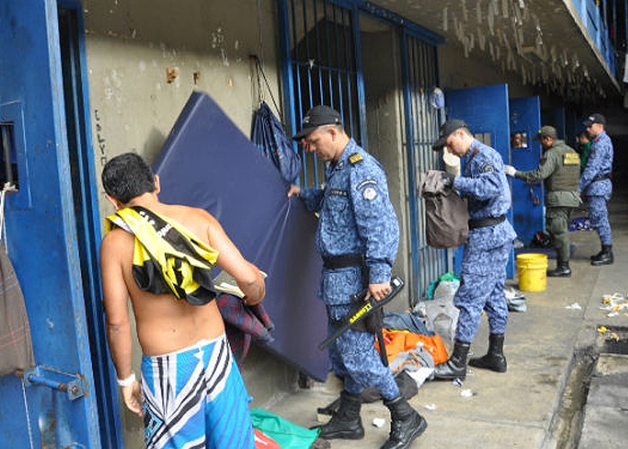 El colmo: mientras los presos se mueren de hambre el Inpec pide donaciones de libros