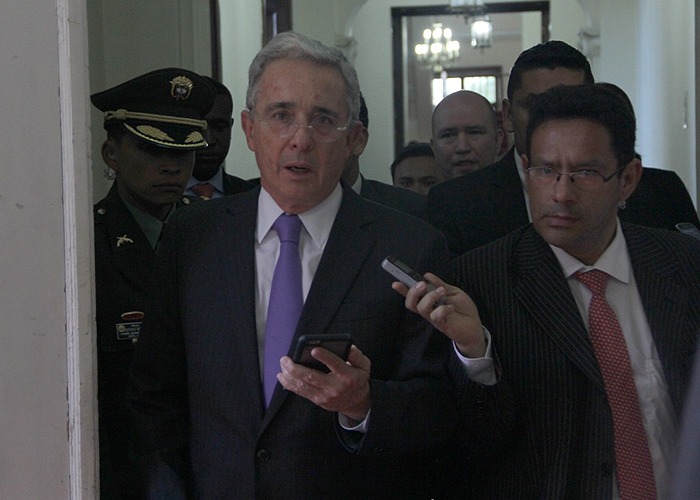Los trinos que tienen molesto a Uribe en su prisión