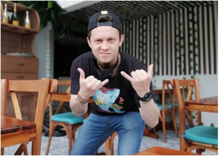 Por pandemia actor de 'Narcos' hace domicilios y vende manillas