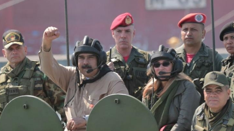 Hay que atenderle la guerra a Maduro