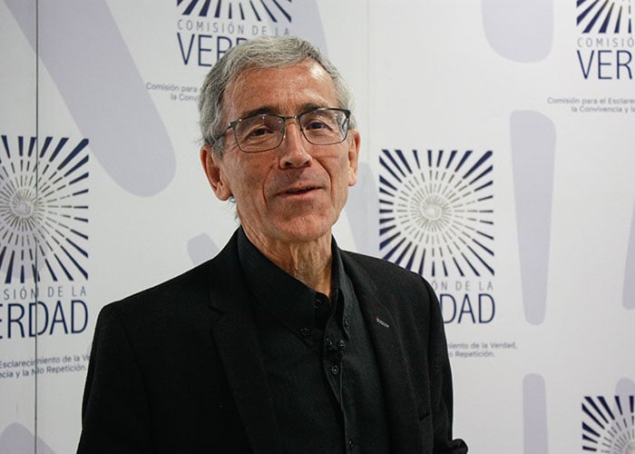 Insultar y calumniar al Padre Pacho De Roux es inútil