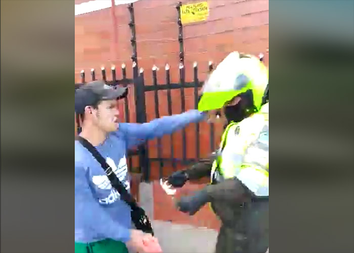 VIDEO: A puños agarran a mujer Policía de tránsito en Bogotá
