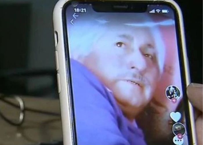 Una niña baila en un video para TikTok y atrás se ve a su abuelo abusando de su hermana