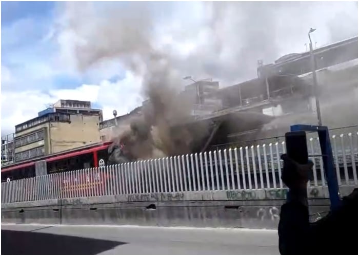 Caos en el centro de Bogotá: se incendia Transmilenio
