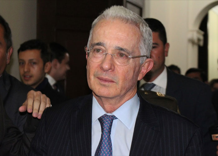 A Uribe se le quiebra la voz narrando el asesinato de su padre