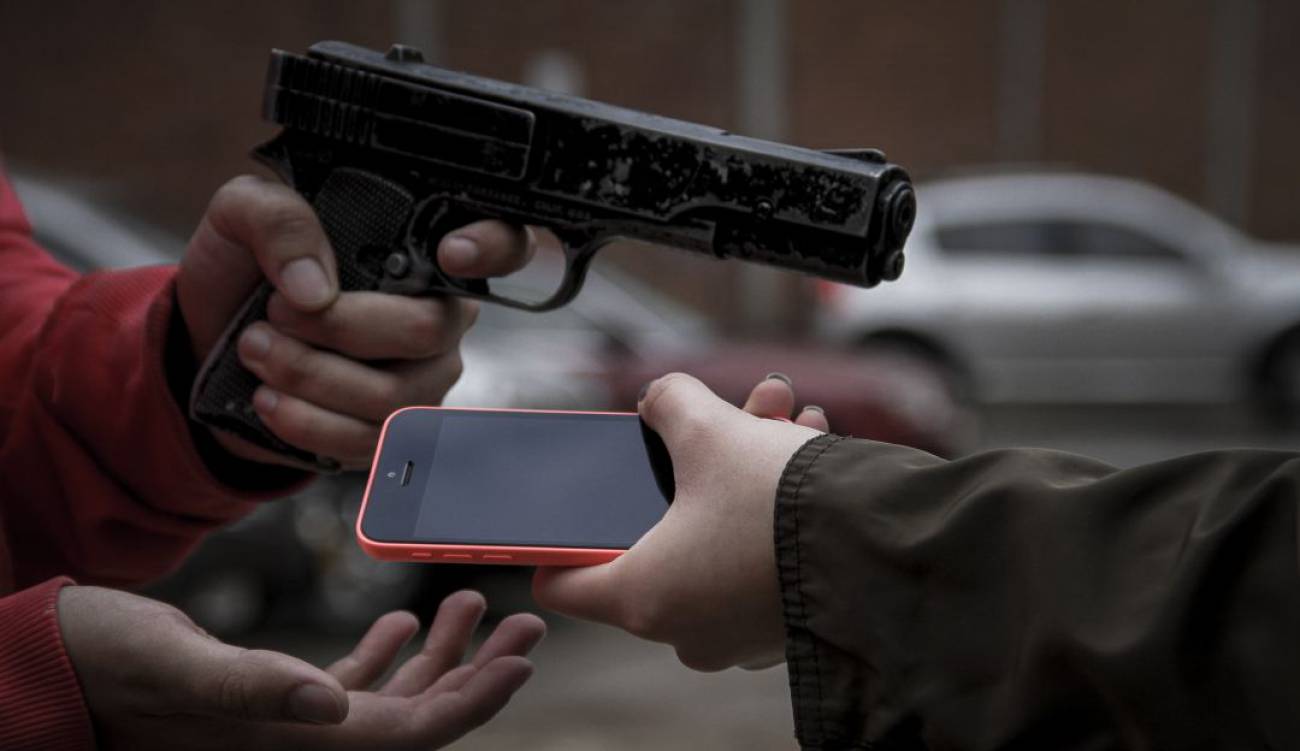 Policía sin uniforme atraca con cuchillo y roba iphone y billetera de ciudadano