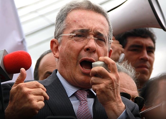 Colombianos le piden a la justicia cerrarle el twitter a Álvaro Uribe