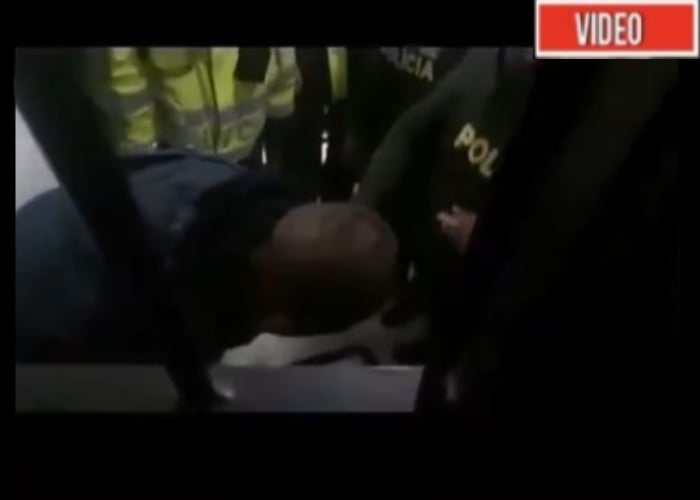 VIDEO: Cuando policías obligaron a dos jóvenes a jugar ruleta rusa