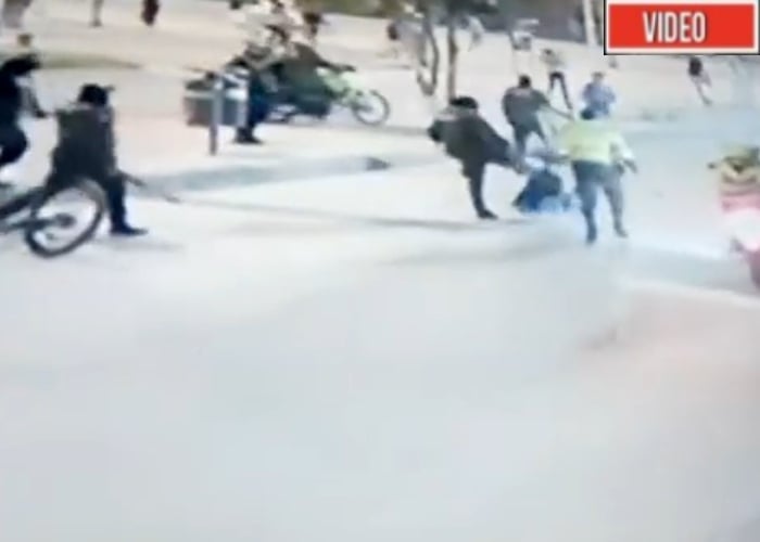 ¡Malditos! A pata, palo y puño una docena de policías golpean a un ciclista. VIDEO