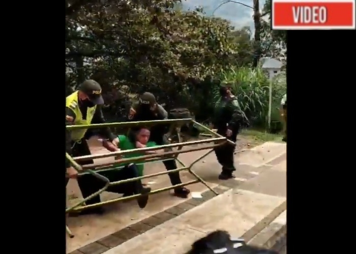 Lo revolcaron y casi lo ahorcan: policía agrede a joven que sólo quería trabajar. VIDEO