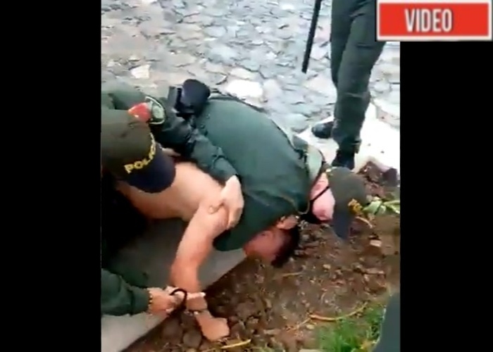 VIDEO: Tres policías casi asfixian campesino en Antioquia por no llevar tapabocas
