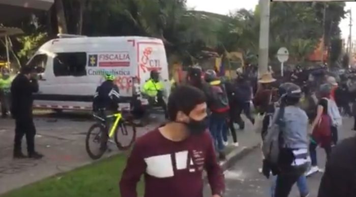  - "¡Asesinos, cerdos hptas!" se calientan protestas fuera del CAI en Engativa. VIDEO