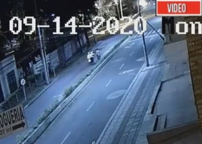 VIDEO: Momento en que policías empujan a ciclista para hacerlo accidentar